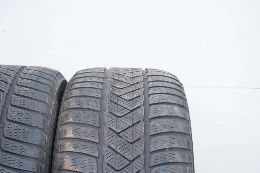 2 pneus hiver Pirelli 245/40/19 pouces DOT 18/17 MO, profondeur de sculpture d'environ 4 mm, montage direct