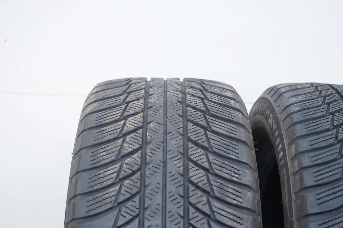 2 pneus d'hiver Bridgestone DOT19 205/55/17 pouces, profondeur de sculpture d'environ 4 mm. Vue détaillée 4