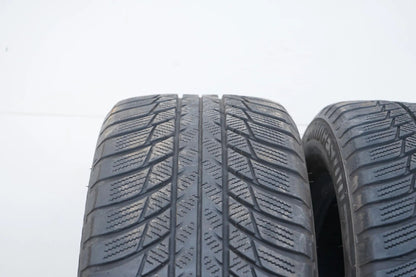2 pneus d'hiver Bridgestone DOT19 205/55/17 pouces, profondeur de sculpture d'environ 4 mm.