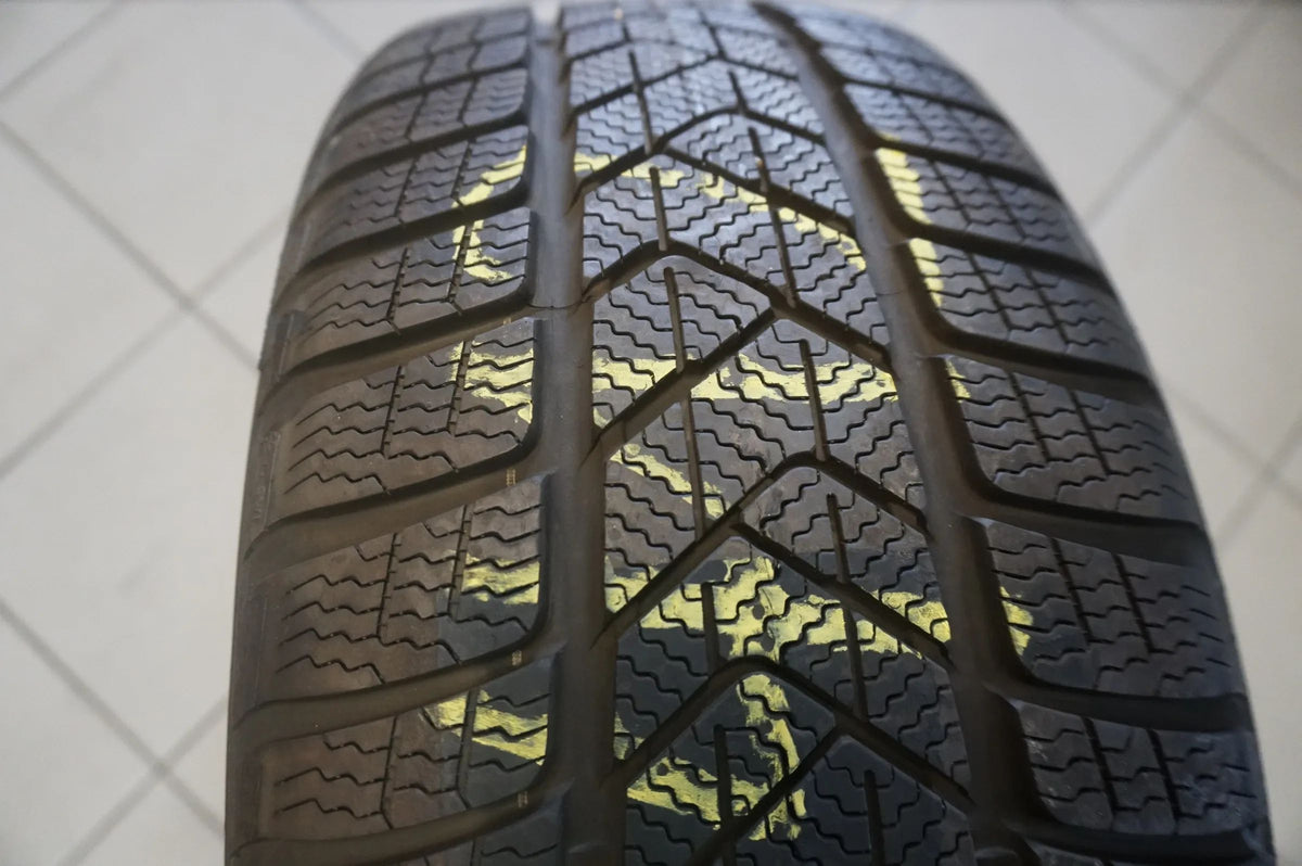 1 X 225 40 R19 93H Winterreifen Pirelli Winter SottoZero 3 MO 2022 7mm Detailansicht 2
