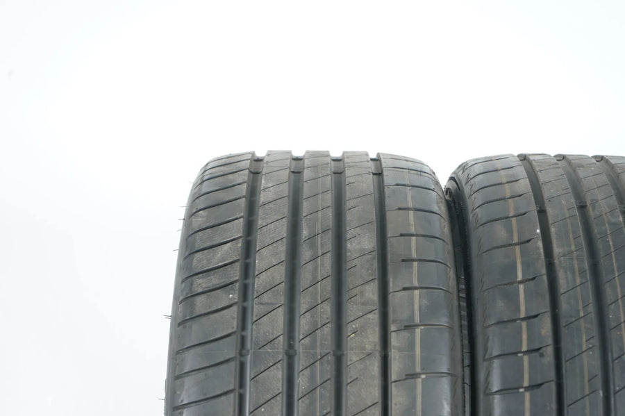 2 pneus été de démonstration Bridgestone 235/35/19 pouces DOT23 AO