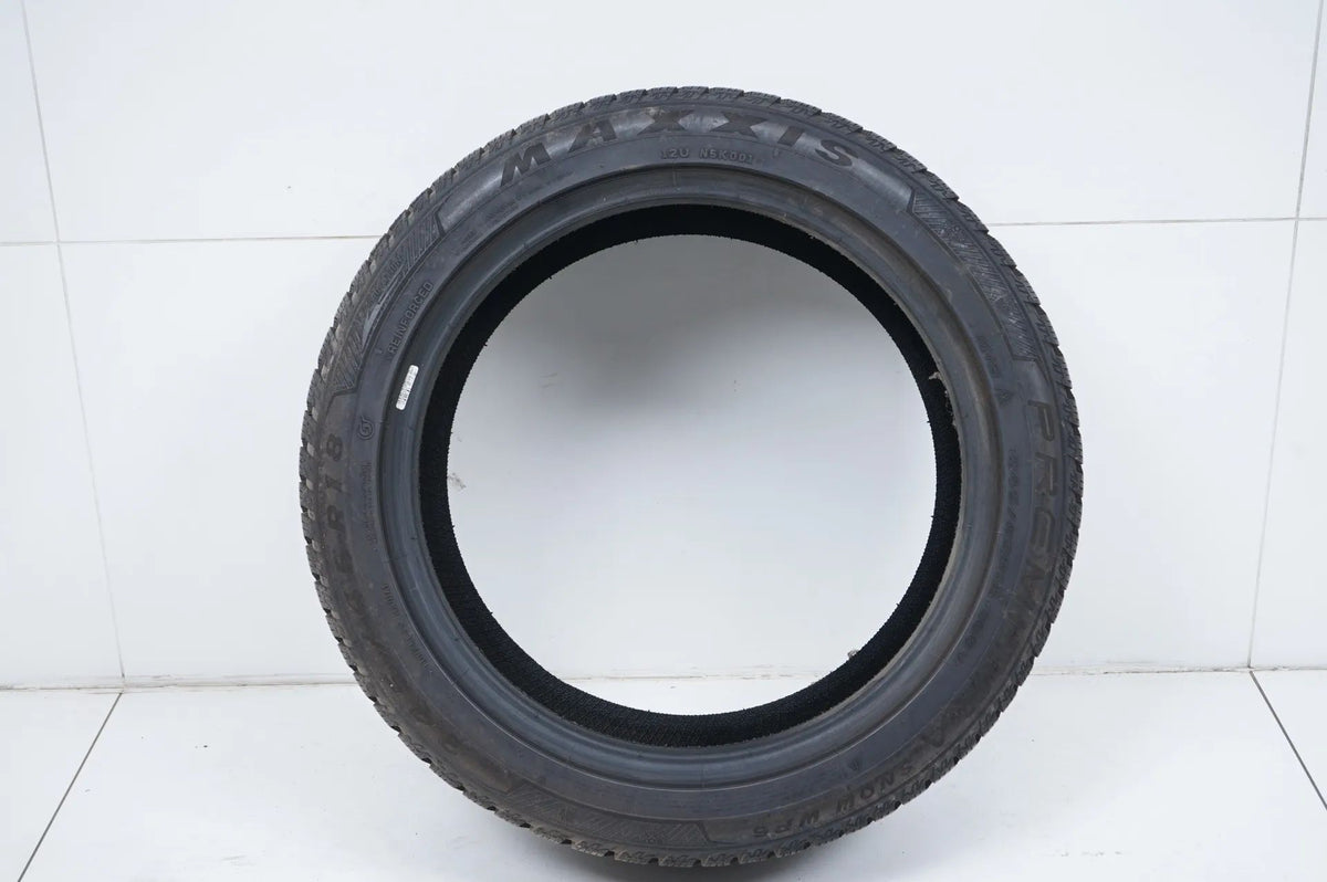1x Winter tire 245 45 18 inch Maxxis approx. 7 mm DOT20 Detailansicht 2