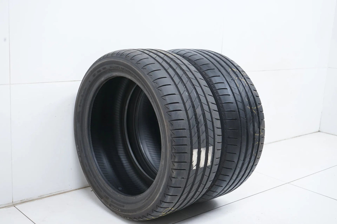 2x Bridgestone summer tires 255 40 18 inch DOT20 approx. 5.5mm tread depth RFT