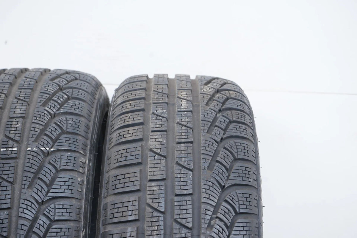 2x Winterreifen Pirelli 215 45 18 Zoll DOT18 ca.7+mm MO Detailansicht 5