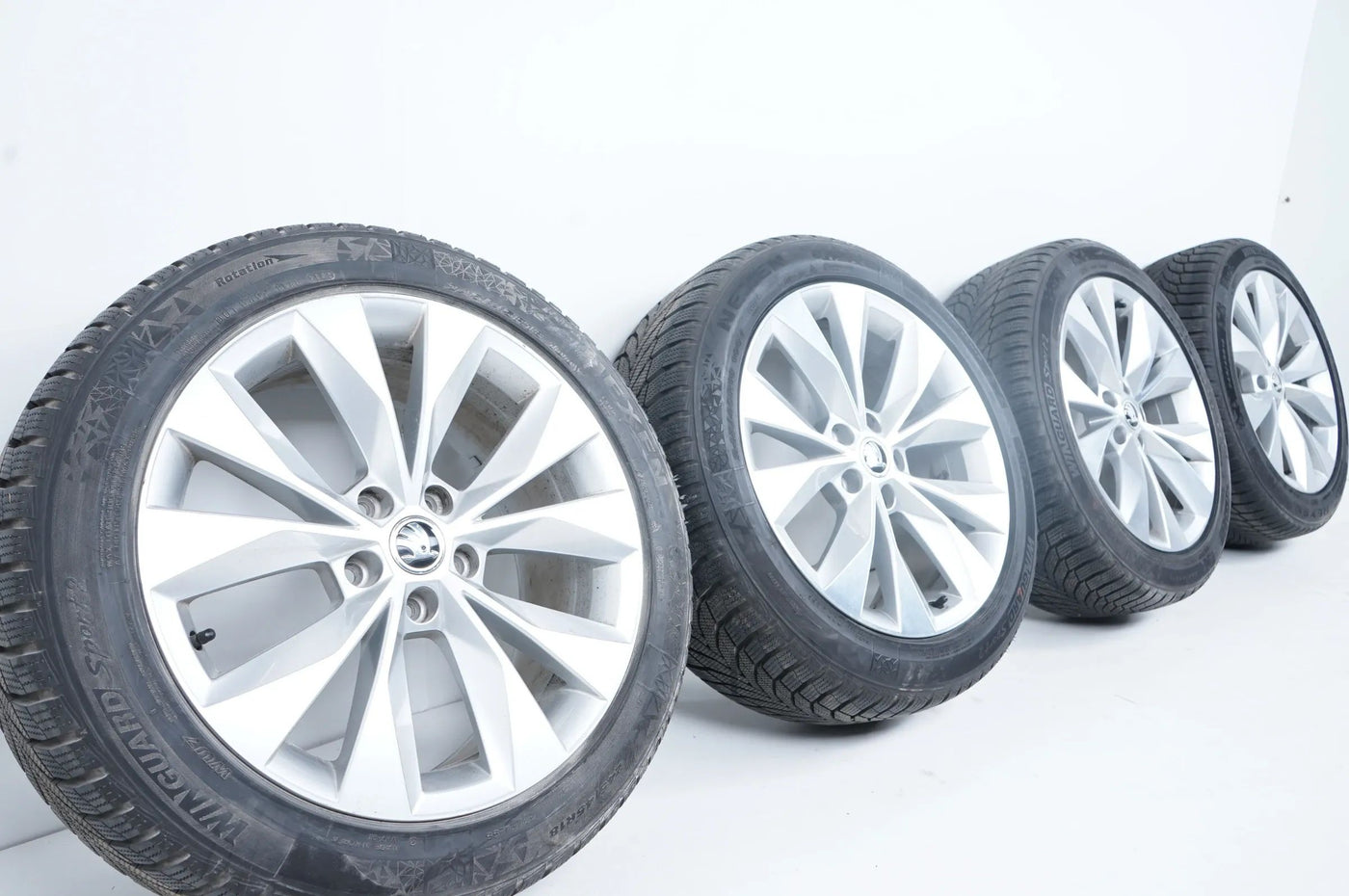 Skoda Superb 3 3V Roues d'hiver Pneus d'hiver 245 45 18 pouces 8mm