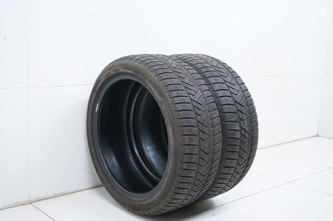 2 x Winterreifen Pirelli 225 45 18 Zoll DOT16 ca.3 mm