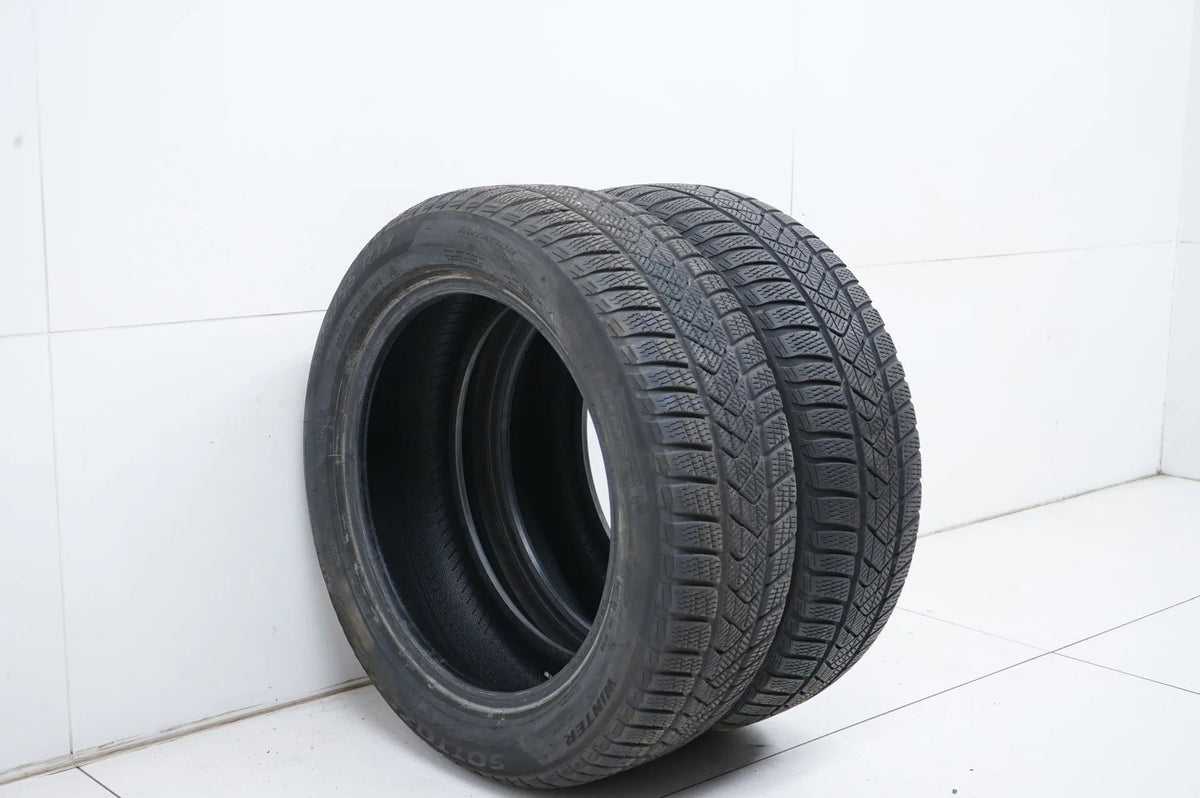 2 pneus hiver Pirelli 205/55/17 pouces DOT 22/21, profondeur de sculpture d'environ 4 à 6 mm.