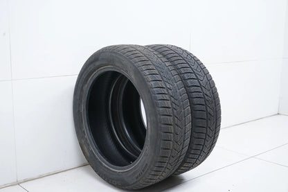 2 pneus hiver Pirelli 205/55/17 pouces DOT 22/21, profondeur de sculpture d'environ 4 à 6 mm.