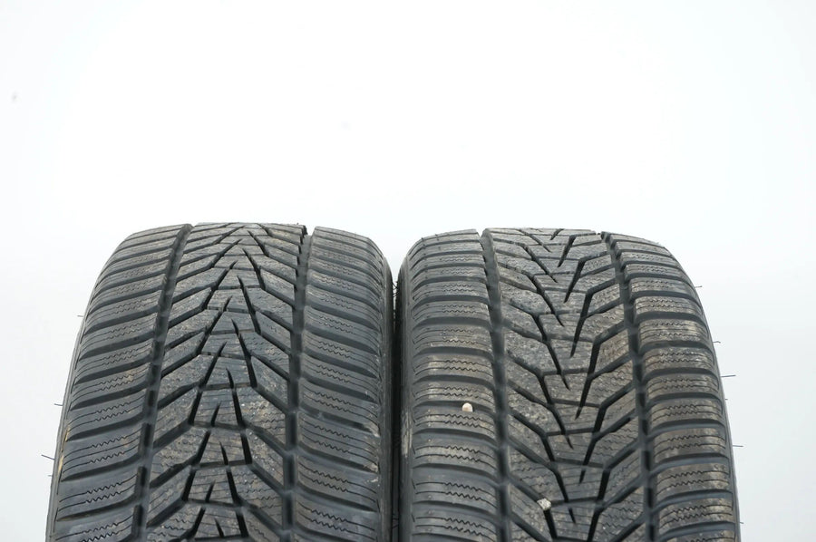 2 pneus hiver Hankook Evo3 225 45 18 pouces DOT23 env. 7 mm