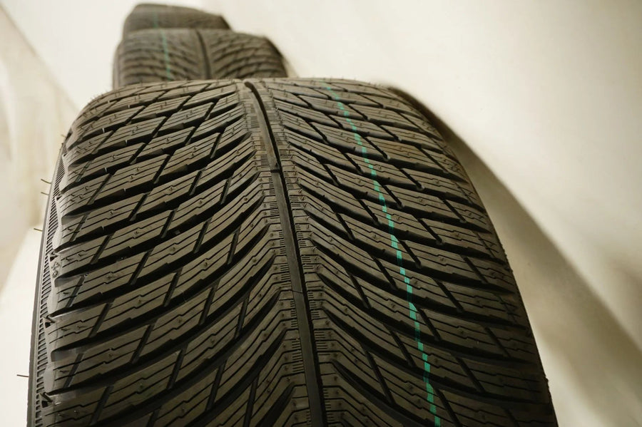 Pneus et jantes hiver neufs pour BMW M5 F90, dimensions 265/40/19 pouces, norme 705M.
