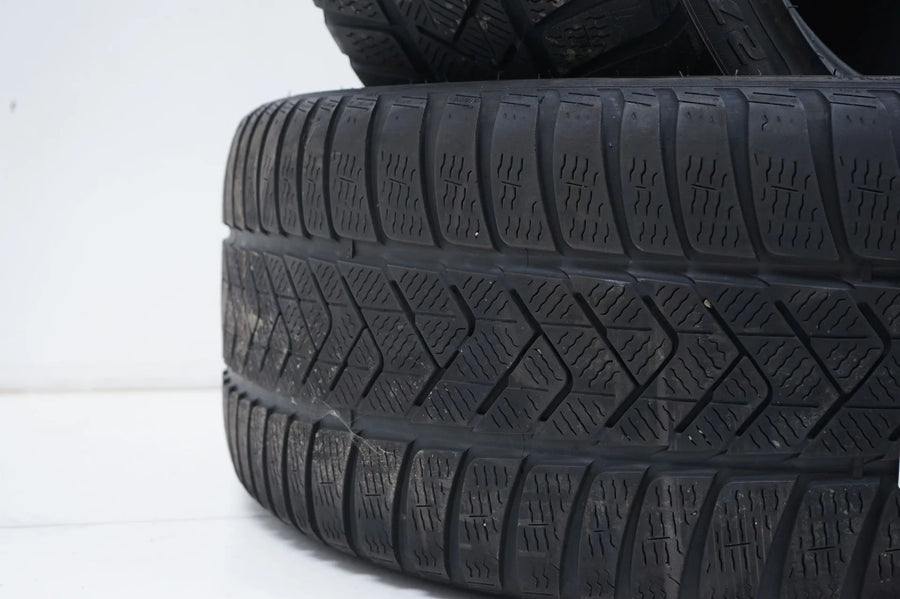 2x Winter tires 275 40 18 inch Pirelli approx. 3 mm tread depth DOT19 MO