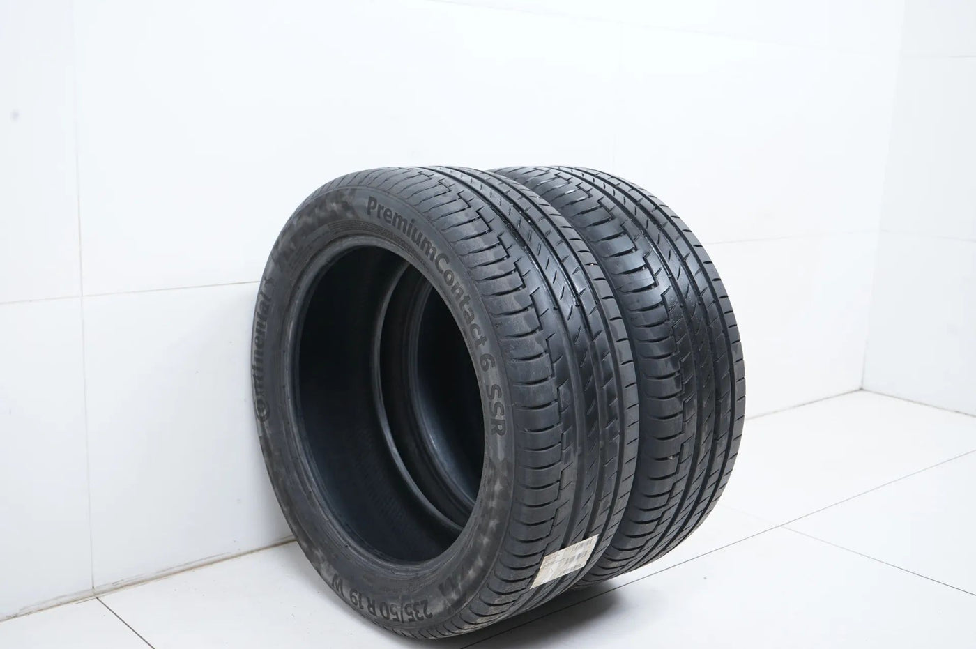 2 x Summer tires 235 50 19 inch Continental DOT22/20 approx. 6mm RFT