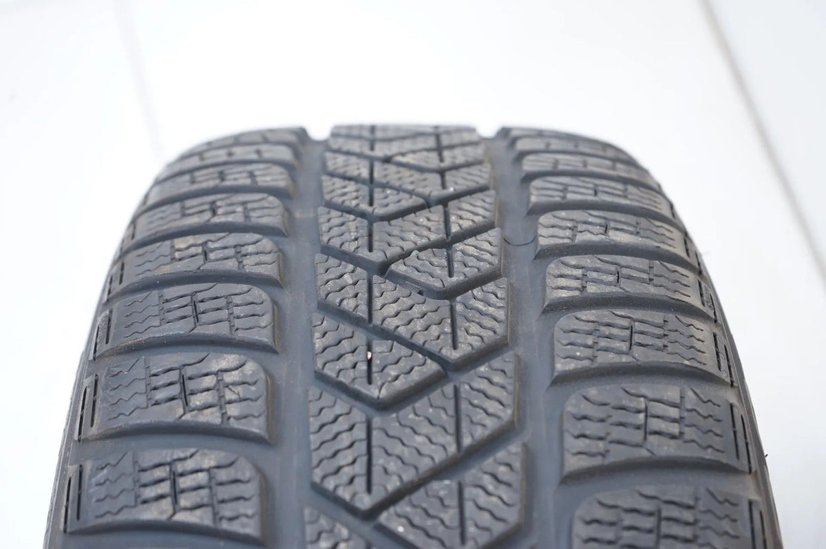 1 pneu hiver Pirelli 235/45/19 pouces, profondeur de sculpture d'environ 6 mm, homologué DOT19 MO Vue détaillée 5