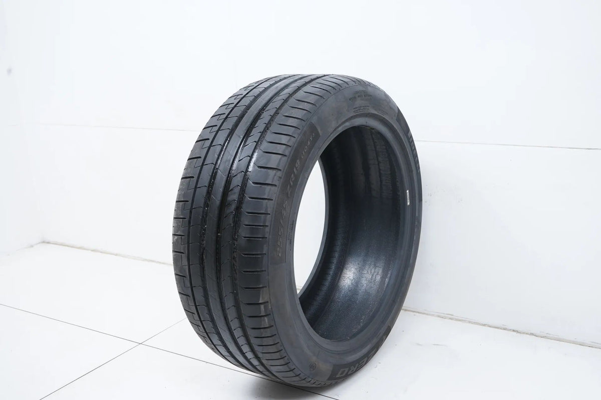 1 pneu été Pirelli DOT18 255/45/19 pouces, profondeur de sculpture d'environ 5 mm. Vue détaillée 3