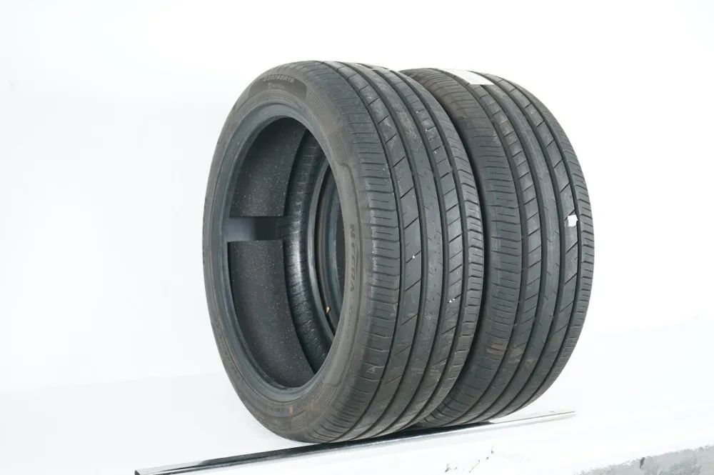 2x Sommerreifen Nexen 235 45 19 Zoll ca.7mm DOT23