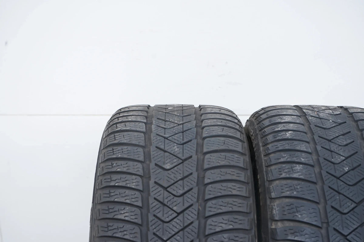 2 pneus hiver Pirelli 225/45 R18 pouces DOT21, profondeur de sculpture d'environ 4 mm MO RFT Vue détaillée 4