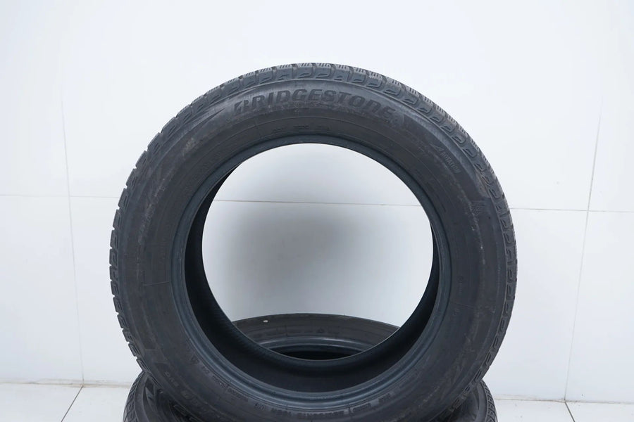 2 pneus d'hiver Bridgestone 235/60/18 pouces DOT 19/15 MO, profondeur de sculpture d'environ 4 mm