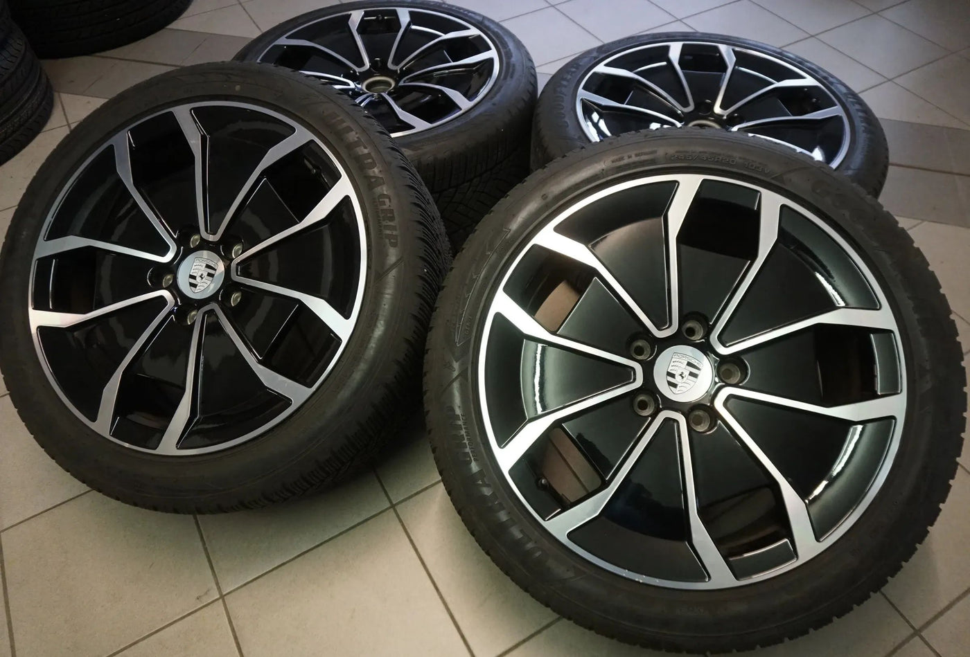 Jantes alliage aéro Porsche Taycan 20 pouces d'origine pneus hiver roues hiver 7mm 2023