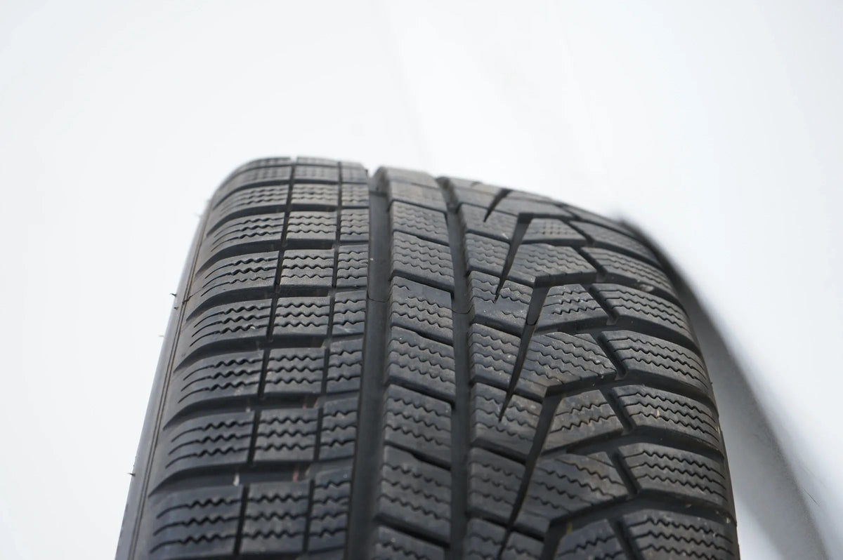 Audi A1 GB Winterräder Winterreifen 215 45 17 Zoll 7mm 82A601025G Vue détaillée 12