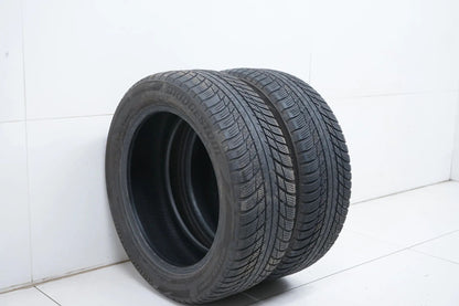2 pneus d'hiver Bridgestone DOT19 205/55/17 pouces, profondeur de sculpture d'environ 4 mm.