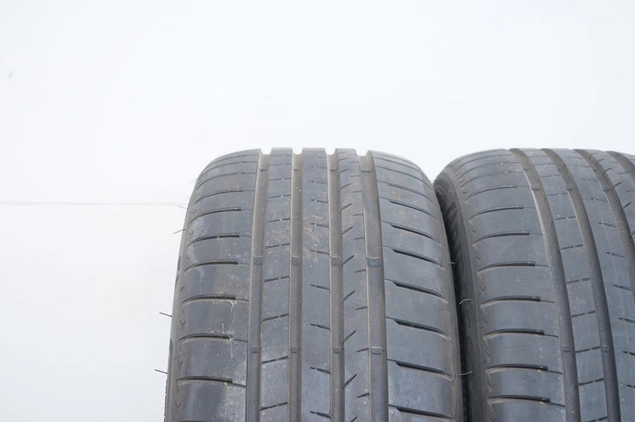2 pneus été Bridgestone DOT19 235/55/18 pouces, profondeur de sculpture d'environ 7 mm.
