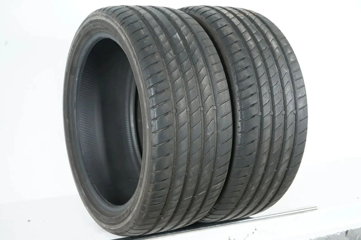 2 x Pneus été Bridgestone 255 40 R20 DOT22 environ 5mm AO