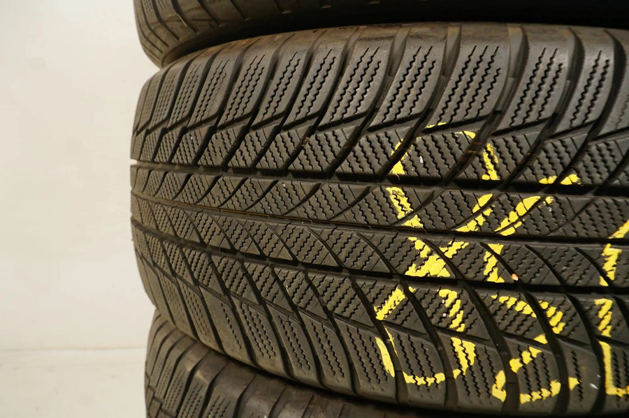 4 pneus hiver Bridgestone 245/50 R19 pouces DOT18 BMW*, profondeur de sculpture d'environ 5 mm, RFT