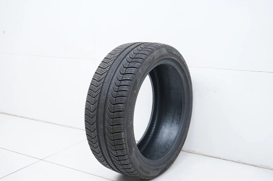 1 x Pirelli all-weather tire 225 45 18 inch DOT23 approx. 6 mm