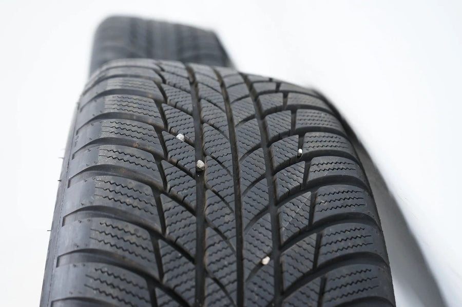Jako nové Audi Q2 81A zimní kola zimní pneumatiky 215 55 17 palců 8 mm 81A601025C