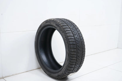 1 x Winterreifen Pirelli 225 45 18 Zoll DOT21 ca.4 mm MO RFT