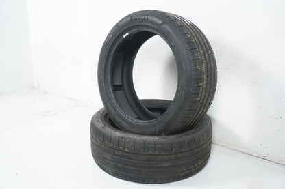 2 pneus été Pirelli DOT20 255/45/19 pouces, profondeur de sculpture d'environ 5,5 mm.
