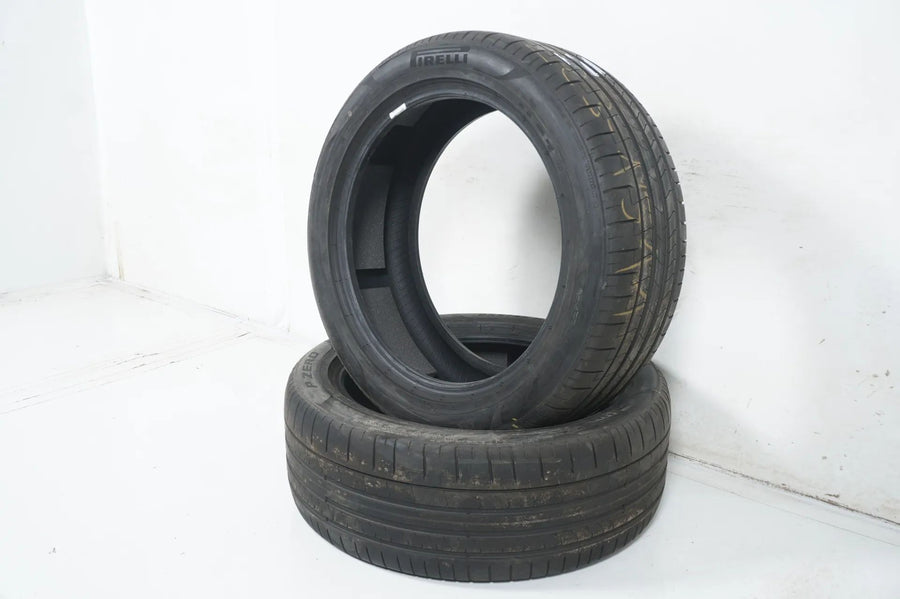 2 pneus été Pirelli DOT20 255/45/19 pouces, profondeur de sculpture d'environ 5,5 mm.