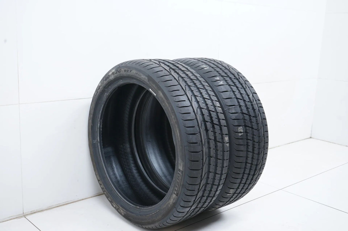 2x Pneus d'été de démonstration 245 40 20 pouces Pirelli DOT23 MOE RFT