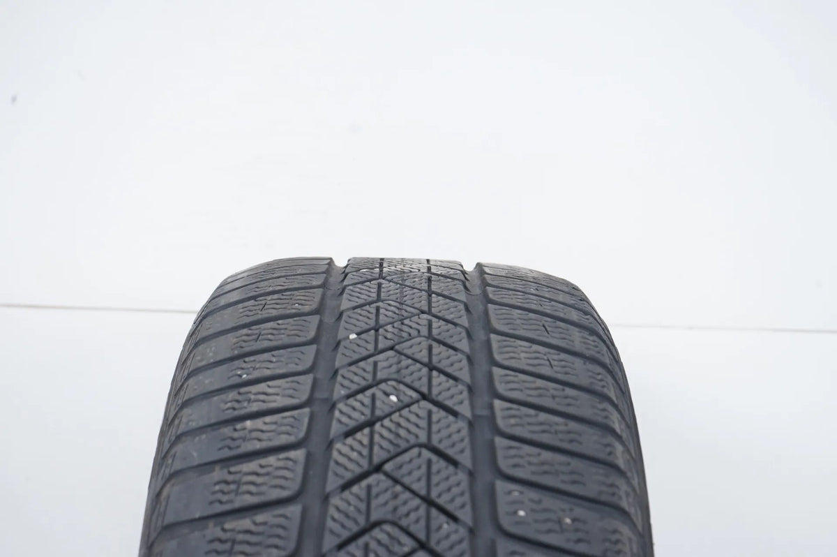 1x Winterreifen 245 45 18 Zoll Pirelli ca.5 mm DOT23 Bmw*RFT Detailansicht 4
