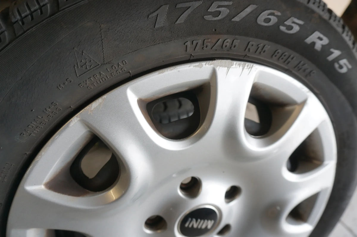 Original Mini Cooper one F55 F56 Winterräder Winterreifen 175 65 R15 2019 8mm Detailansicht 2