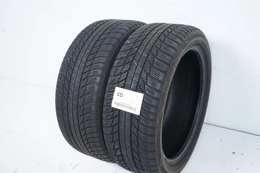 2 x Winterreifen Bridgestone LM 001 225 45 18 Zoll DOT22 ca.5 mm