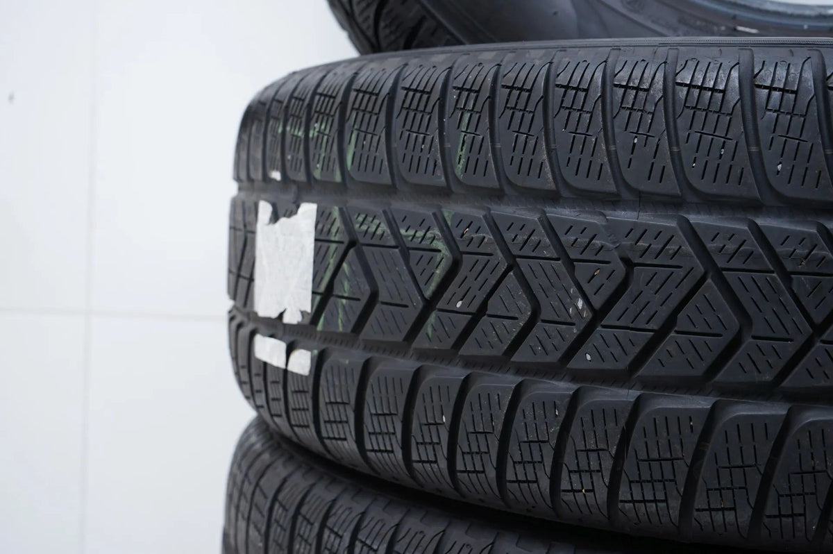 4x Winterreifen Pirelli 235 65 17 Zoll DOT20 MO ca.4 mm Detailansicht 6