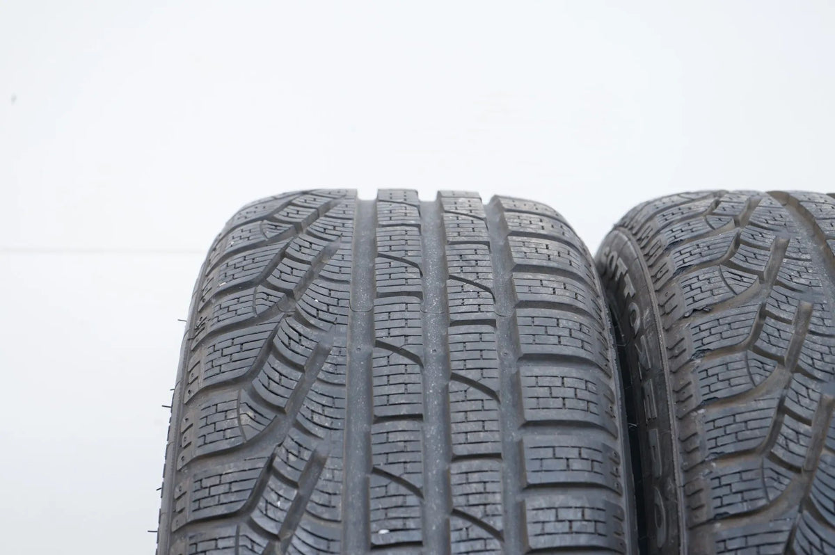 2x Winterreifen Pirelli 215 45 18 Zoll DOT18 ca.7mm MO Detailansicht 4
