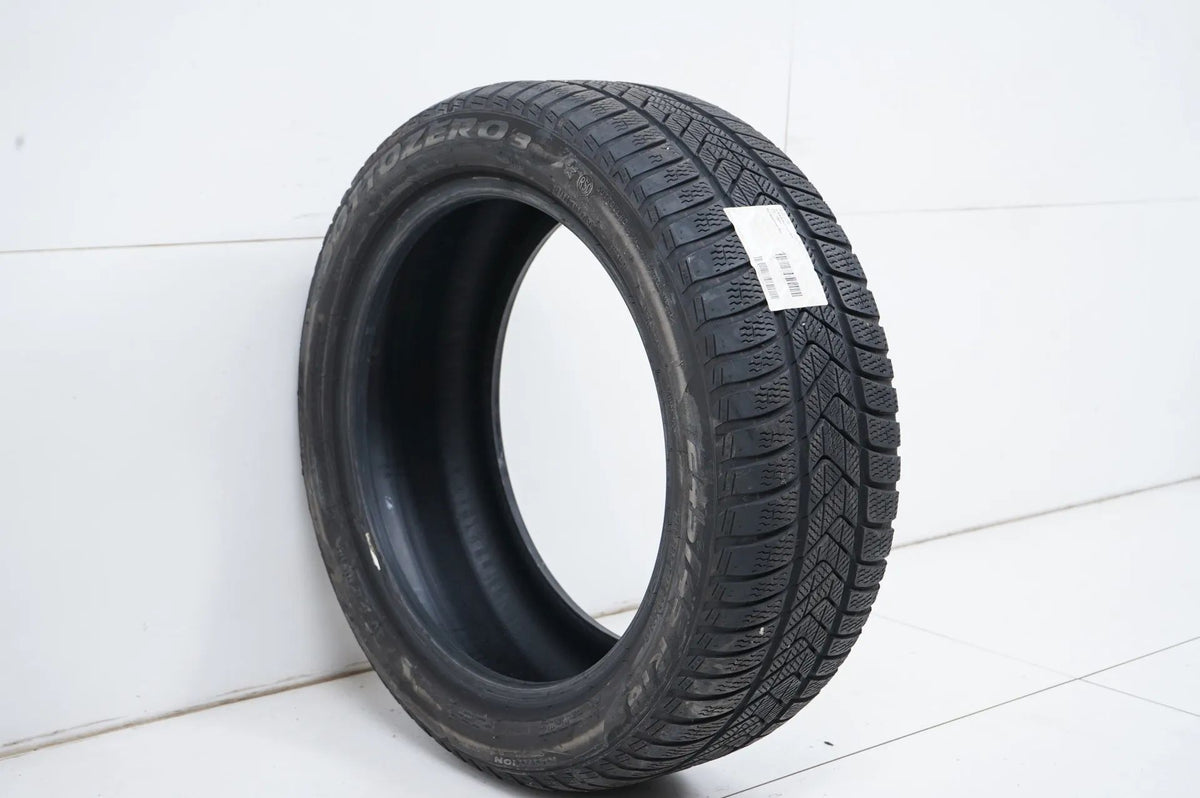 1x Winterreifen 245 45 18 Zoll Pirelli ca.5 mm DOT23 Bmw*RFT