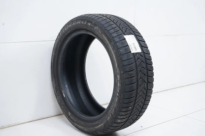 1x Winterreifen 245 45 18 Zoll Pirelli ca.5 mm DOT23 Bmw*RFT
