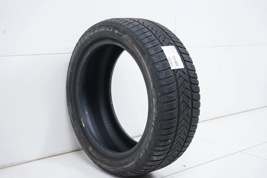 1x Winterreifen 245 45 18 Zoll Pirelli ca.5 mm DOT23 Bmw*RFT