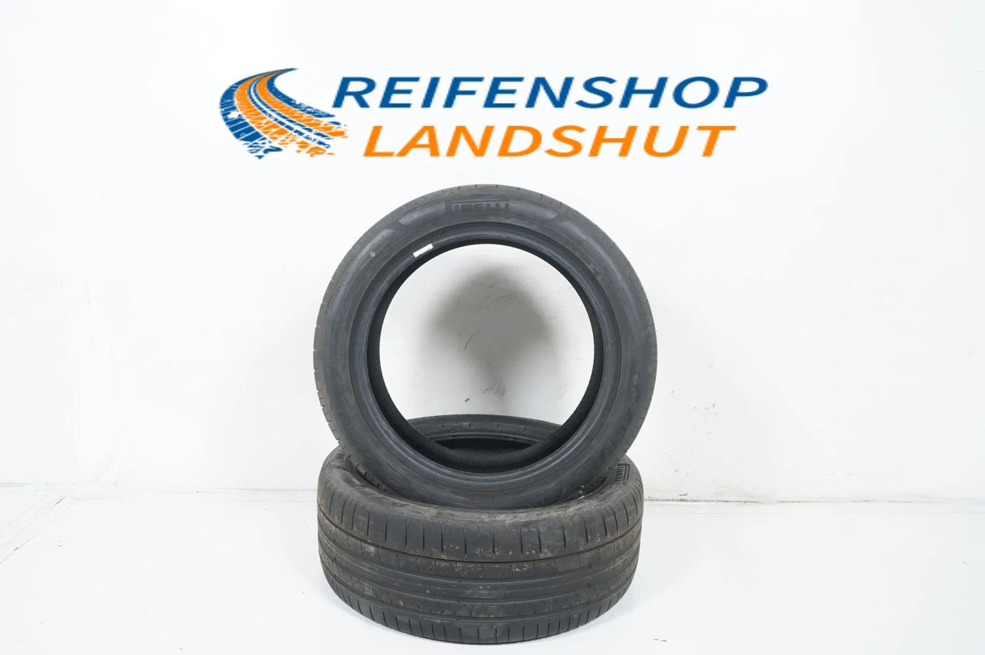 2 pneus été Pirelli DOT20 255/45/19 pouces, profondeur de sculpture d'environ 5,5 mm.