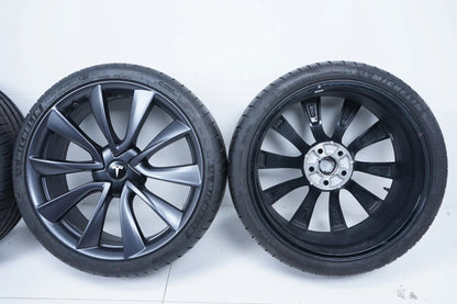 Tesla Model 3 Winterräder mit neuen Winterreifen 235 35 20 Zoll