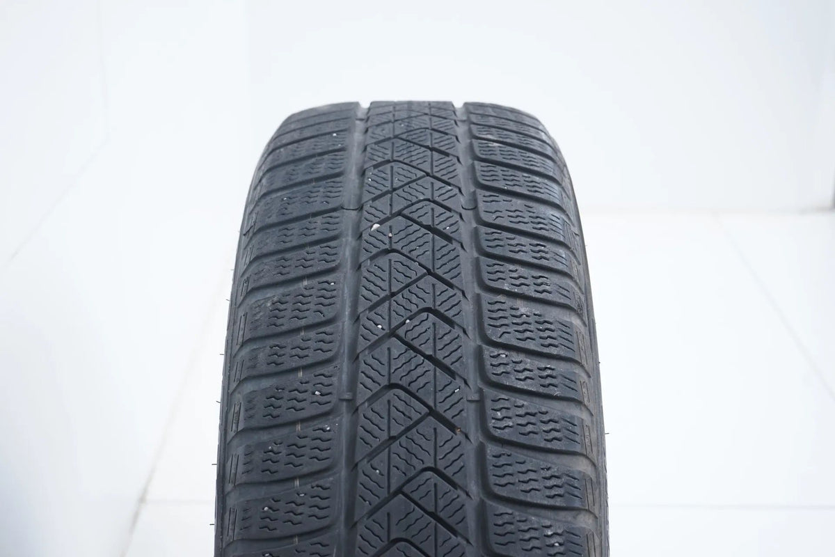 1 x Pirelli winter tire 225 45 19 inch DOT119 BMW* approx. 5mm RFT Detail view 5