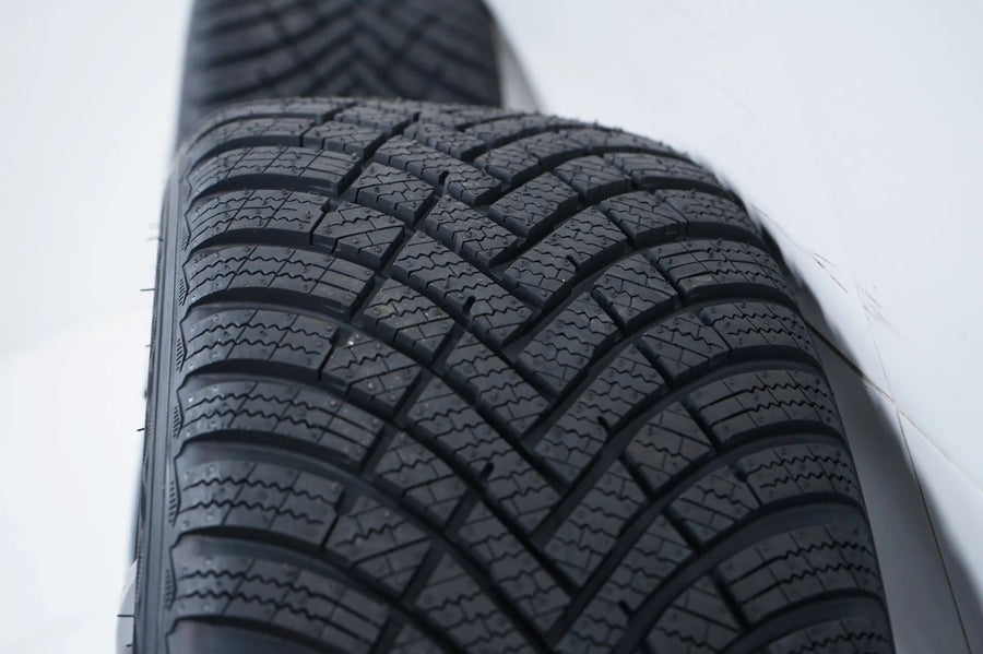 Neu MINI Aceman J05 Winterreifen Winterräder 205/55 R17 95H
