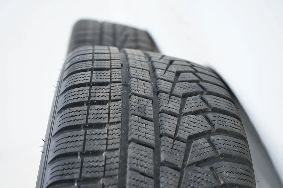 Audi A1 GB Winterräder Winterreifen 215 45 17 Zoll 7mm 82A601025G Vue détaillée 11