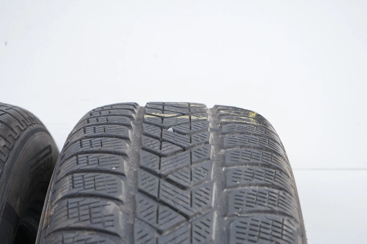 2x Winterreifen Pirelli 235 65 17 Zoll DOT20 MO ca.4 mm Detailansicht 5