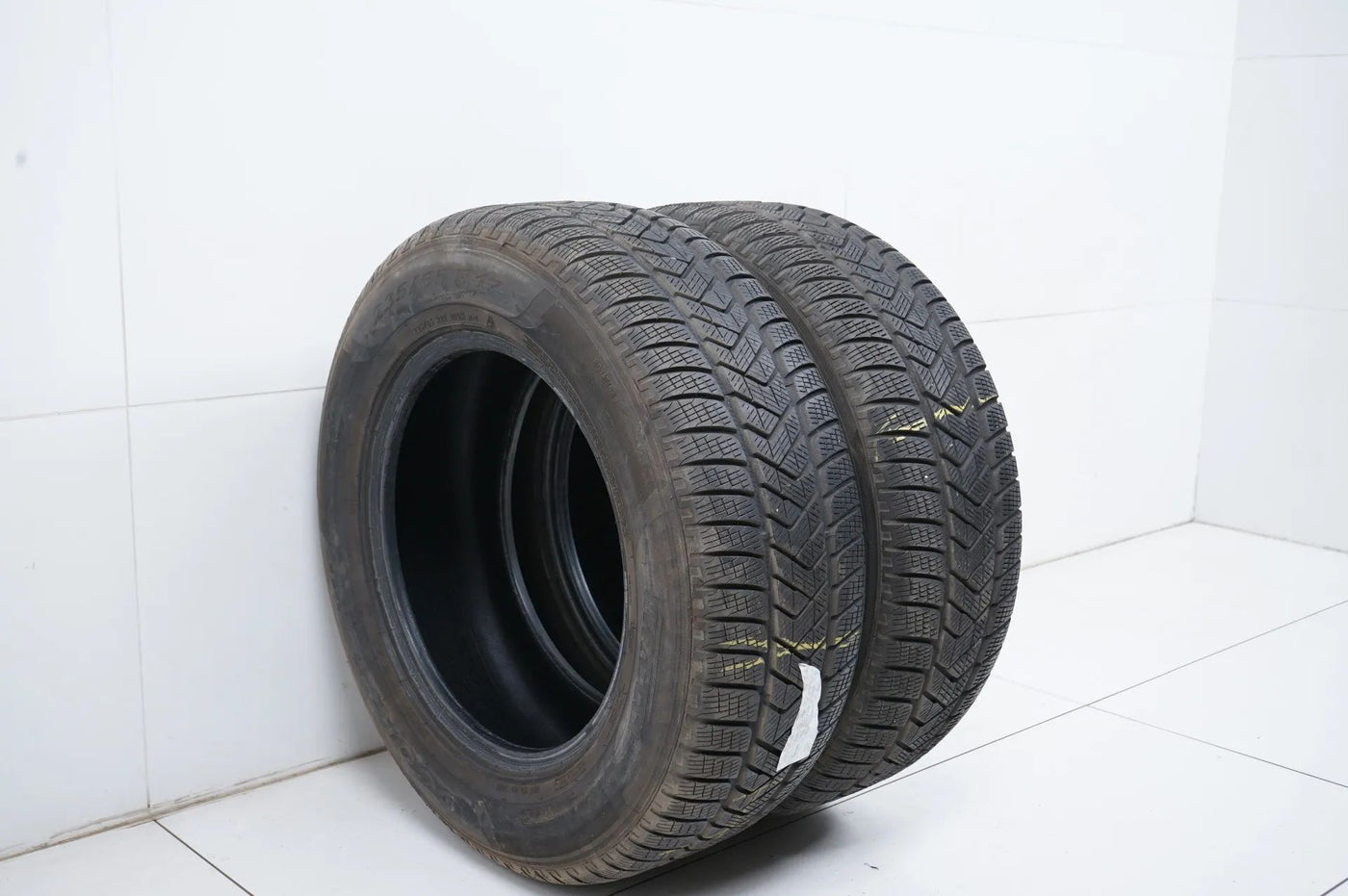 2x Winterreifen Pirelli 235 65 17 Zoll DOT20 MO ca.6 mm