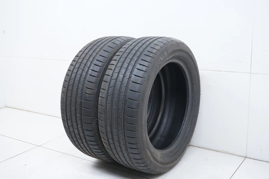 2 pneus été Bridgestone DOT19 235/55/18 pouces, profondeur de sculpture d'environ 7 mm.