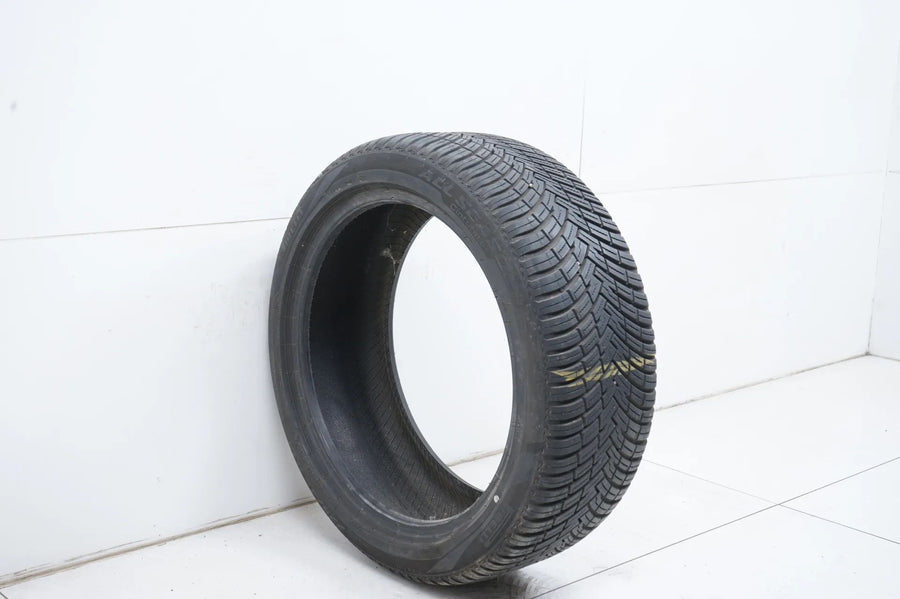 1 x Allwetterreifen Pirelli 225 45 18 Zoll DOT22 ca.6 mm